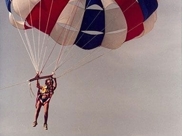 lee parasailing>