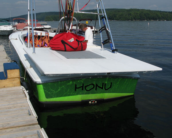 green boat>